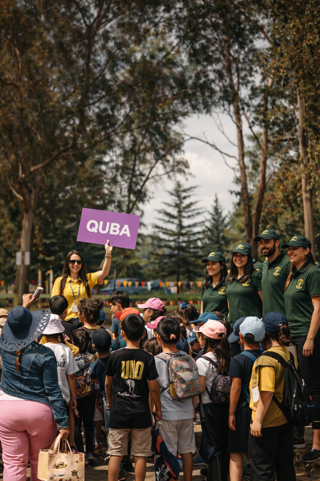 Uşaq əlinə qonmuş iynəcəyə baxır